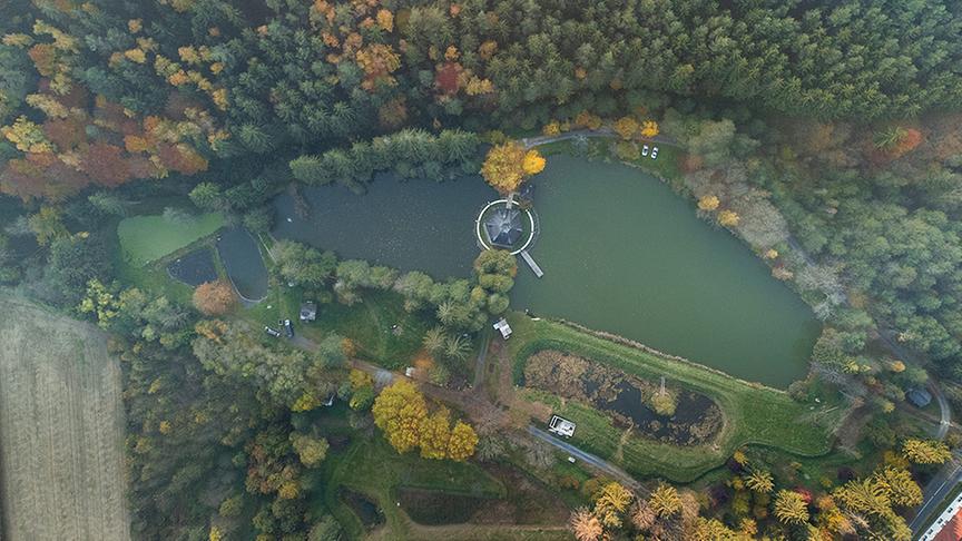 © Foto: Simeon Baker Silvia mit Romeo Schermann beim Teich.