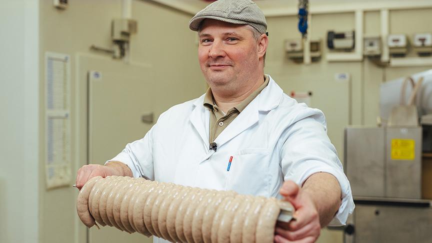 © Simeon Baker Josef Mosshammer präsentiert das fertige Produkt.