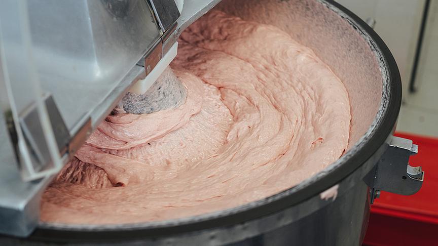 © Simeon Baker Der sogenannte Kutter ist für das Zerkleinern und Vermischen von Fleisch zuständig.