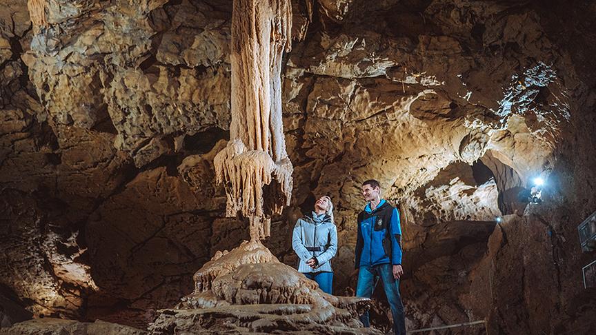 © Simeon Baker Die Lurgrotte in Peggau ist eine Tropfsteinhöhle mit beeindruckenden Stalagtiten.
