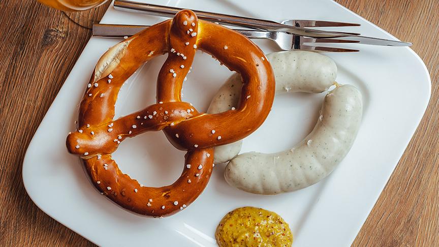 Die Weißwurst mit süßem Senf und "Laugenbrez'n" ist eigentlich eine Spezialität aus Bayern.