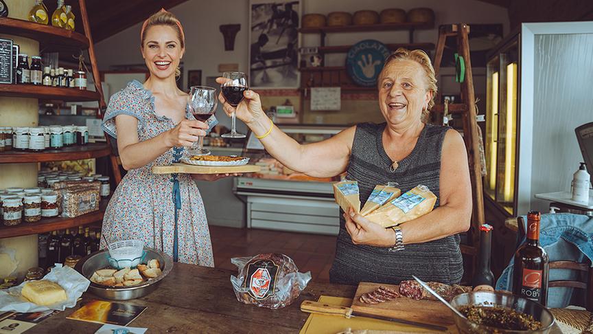 Silvia Schneider mit Afra Peveri.