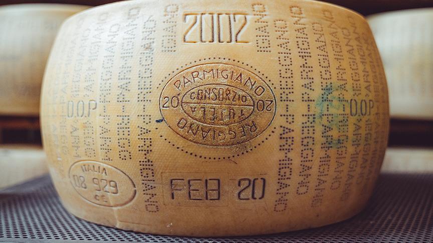 Einblick in die Produktion des berühmten Parmigiano Reggiano - bei Landwirt Filippo Peveri.