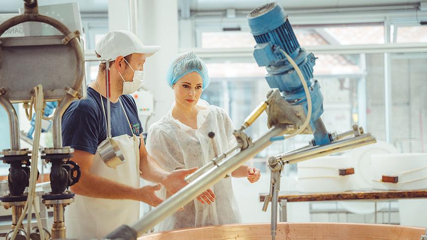 Einblick in die Produktion des berühmten Parmigiano Reggiano - bei Landwirt Filippo Peveri.