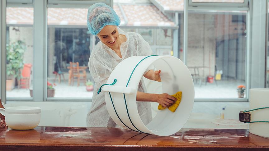 Einblick in die Produktion des berühmten Parmigiano Reggiano - bei Landwirt Filippo Peveri.