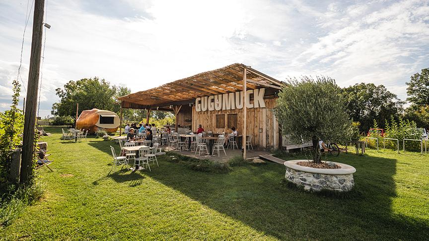 © Foto: Simeon Baker Silvia bei Andreas Gugumuck in seiner Wiener Schnecken Manufaktur Gugumuck im zehnten Wiener Bezirk.