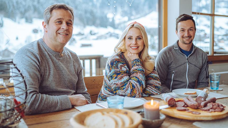 © Foto: Simeon Baker Martin Mathies und Peter Kasper sitzen mit Silvia bei einer Jause.