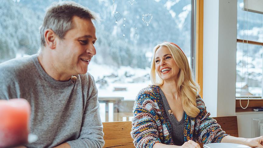 © Foto: Simeon Baker Martin Mathies und Peter Kasper sitzen mit Silvia bei einer Jause.