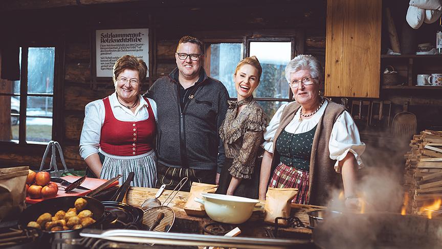 © Foto: Simeon Baker Silvia besucht Wilhelm Eberl, den Wirt der Goiserer Mühle - hier gemeinsam mit den Goldhaubenfrauen.