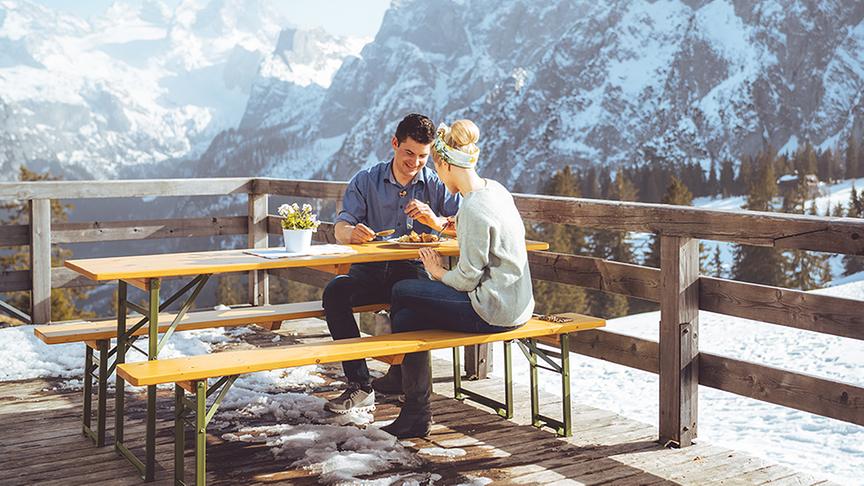 © Foto: Simeon Baker Silvia mit Bernhard Quehenberger auf der Sonnenalm beim Essen.