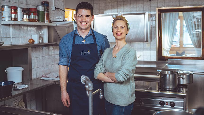 © Foto: Simeon Baker Silvia mit Bernhard Quehenberger auf der Sonnenalm.