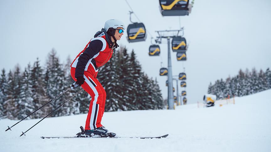 Silvia mit den Skiern, unterwegs auf der Planai.