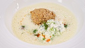 Frühlingskräuter-Cremesuppe mit Buchweizenkrusteln