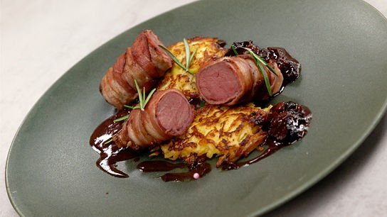 © Silvia Schneider GmbH/ Juraj Melicher Rosa Gamsrücken mit Erdäpfel-Birnenpuffer an geräucherter Dörrzwetschken-Sauce