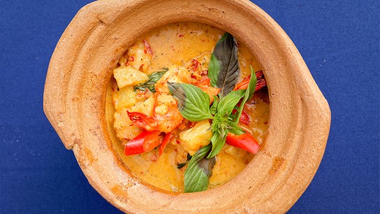 © Foto: ORF/ Silvia Schneider GmbH/ Juraj Melicher Garnelencurry mit Ananas ("Kaeng Koong Sapparod")