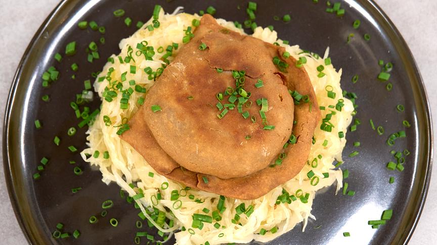 Gasteiner Fleischkrapfen mit Sauerkraut