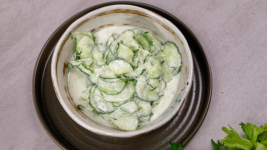 © Foto: ORF/ Silvia Schneider GmbH/ Juraj Melicher Gebackene Hühnerleber mit Gurken-Rahmsalat