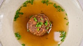 Gebackener Leberknödel in der Suppe 