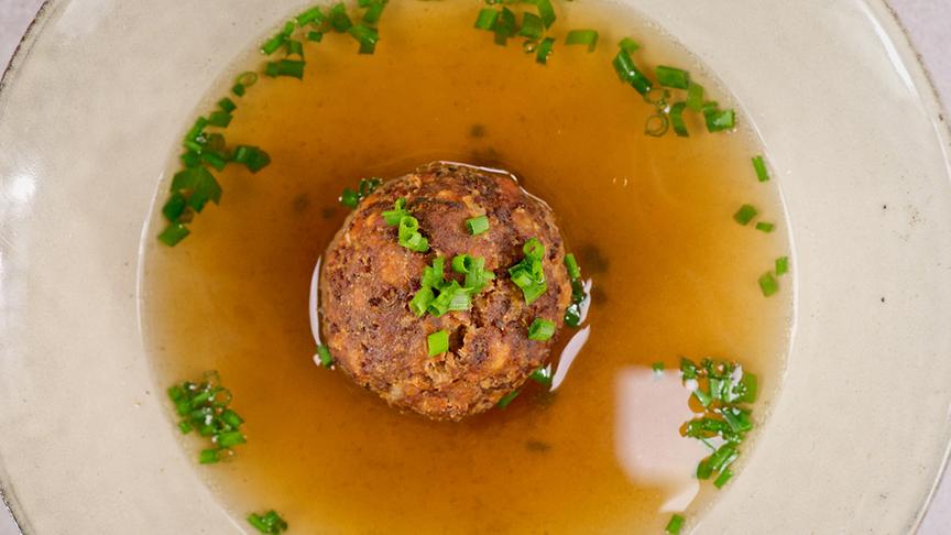 Gebackener Leberknödel in der Suppe 