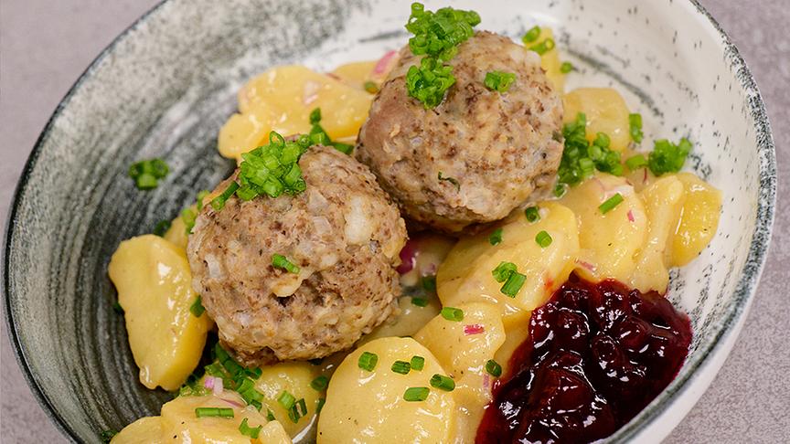 Gekochter Leberknödel mit Erdäpfelsalat