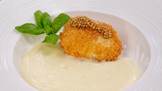 Gebackenes Ei mit getrüffeltem Kartoffel-Espuma und Senfkaviar