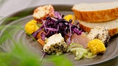 Gebeiztes Forellenfilet mit Buttermilch-Baguette und Stangensellerie-Vinaigrette