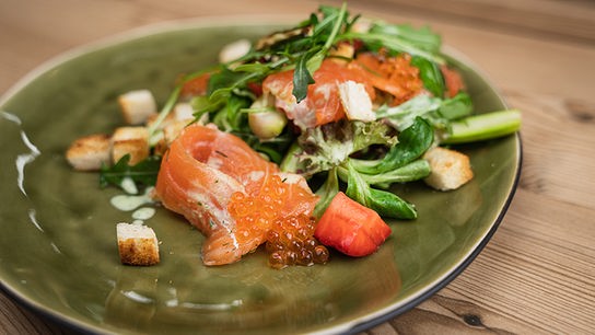 Gebeiztes Lachsforellenfilet mit Spargel-Erdbeer-Salat und Schafkäse-Kernöl-Dressing