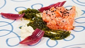 Gebeiztes Lachstatar mit Wasabi Schaum und Algensalat an Roter Zwiebel süß sauer
