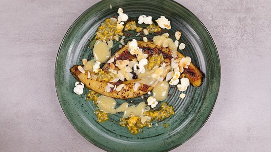 Gebratene Banane mit Salzkaramell und Passionsfrucht