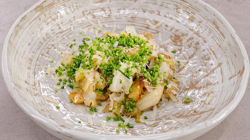Gebratene Kipflererdäpfel mit karamellisiertem Spitzkraut & Pinzgauer Hartkäse