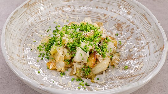 © ORF/ Silvia Schneider GmbH/ Juraj Melicher Gebratene Kipflererdäpfel mit karamellisiertem Spitzkraut & Pinzgauer Hartkäse