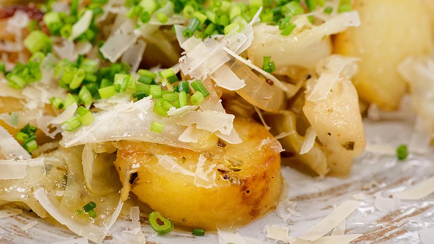 Gebratene Kipflererdäpfel mit karamellisiertem Spitzkraut & Pinzgauer Hartkäse