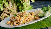 Gebratene Reisnudeln mit Huhn (“Phad Thai Koong Sod”)