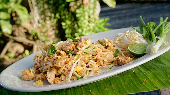 © Foto: ORF/ Silvia Schneider GmbH/ Juraj Melicher Gebratene Reisnudeln mit Huhn (“Phad Thai Koong Sod”)