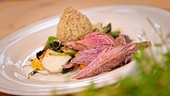 Gebratenes Lammfilet mit Bärlauchasche, Grießknöderl mit Wildkräuterbröseln und jungem Bio-Gemüse