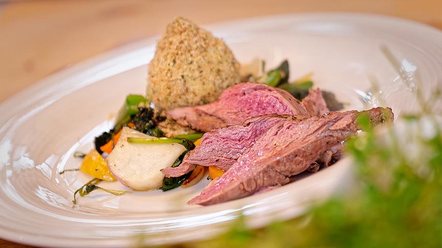 Gebratenes Lammfilet mit Bärlauchasche, Grießknöderl mit Wildkräuterbröseln und jungem Bio-Gemüse