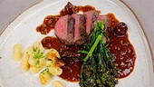 © Foto: ORF/ Silvia Schneider GmbH/ Juraj Melicher Gebratenes Maibockfilet an Spargelbrokkoli, Gnocchi und Morchel-Sauce mit Kirschen
