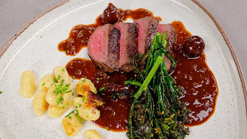 Gebratenes Maibockfilet an Spargelbrokkoli, Gnocchi und Morchel-Sauce mit Kirschen
