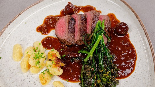 Gebratenes Maibockfilet an Spargelbrokkoli, Gnocchi und Morchel-Sauce mit Kirschen