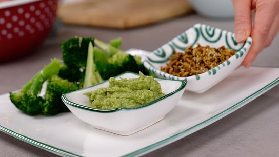 Gedämpfter Brokkoli mit Avocado-Zitronenölcreme, knusprigem Reis und Amarant