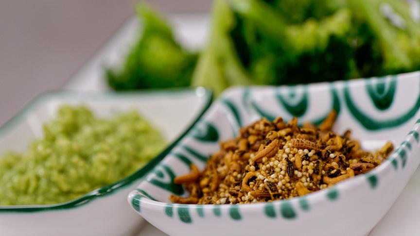 Gedämpfter Brokkoli mit Avocado-Zitronenölcreme, knusprigem Reis und Amarant