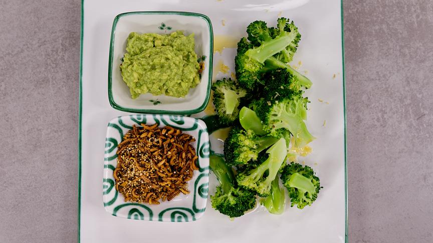 Gedämpfter Brokkoli mit Avocado-Zitronenölcreme, knusprigem Reis und Amarant