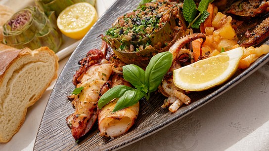 © Foto: ORF/ Silvia Schneider GmbH/ Juraj Melicher Gefüllte Artischocken mit gegrillten Zitronen-Calamari