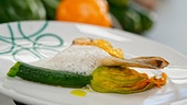 Gefüllte Zucchiniblüte mit Seesaibling und Thai-Aromen