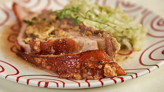Gesurtes, gefülltes Schweinebrüstchen im Hausbiersaftl mit lauwarmem Krautsalat
