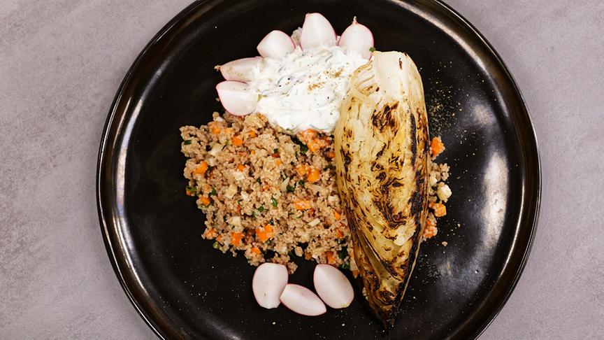© Foto: ORF/ Silvia Schneider GmbH/ Juraj Melicher Im Ganzen gegrilltes Spitzkraut mit Kräutertopfen, Radieschen & Dinkel-Couscous