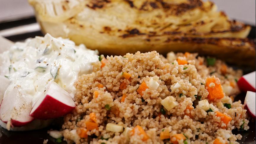 © Foto: ORF/ Silvia Schneider GmbH/ Juraj Melicher Im Ganzen gegrilltes Spitzkraut mit Kräutertopfen, Radieschen & Dinkel-Couscous