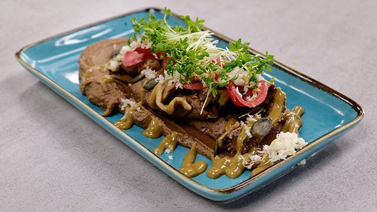 © ORF/ Silvia Schneider GmbH/ Juraj Melicher Gekochtes Rindfleisch mit Käferbohnencreme, eingelegten roten Zwiebeln und frischem Kren