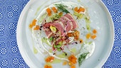 Geräucherte Gänsebrust mit mariniertem Kürbis, Grammelsalat und Kräuterrahm