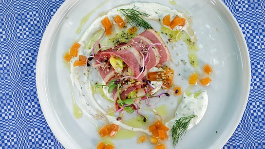 © Foto: ORF/ Silvia Schneider GmbH/ Juraj Melicher Geräucherte Gänsebrust mit mariniertem Kürbis, Grammelsalat und Kräuterrahm